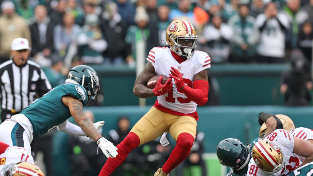 49ers wide receiver Deebo Samuel runs through Eagles defenders.